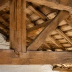 Diagonal wooden Windstrebe brace connecting structural members in a traditional timber roof.