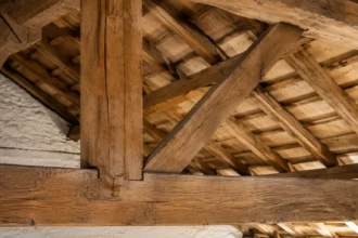 Diagonal wooden Windstrebe brace connecting structural members in a traditional timber roof.